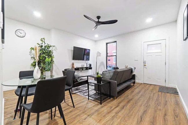 523 Alpine Ave in Pittsburgh, PA - Foto de edificio - Building Photo