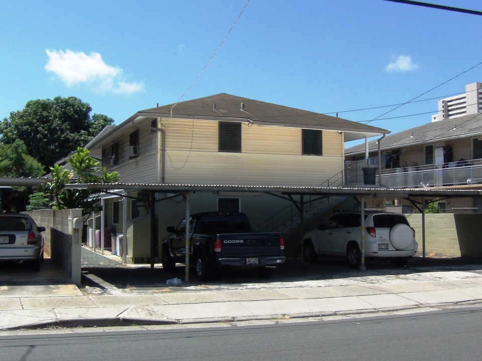 821 Olokele Ave in Honolulu, HI - Building Photo