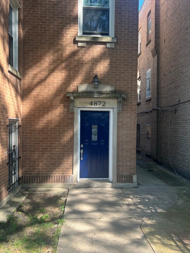 4872 W Homer St, Unit 1st Floor in Chicago, IL - Foto de edificio - Building Photo
