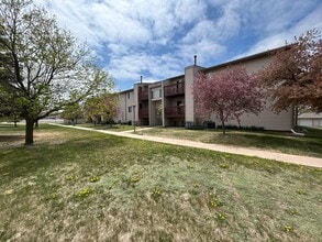 Oak View Apartments in McCook, NE - Building Photo - Building Photo