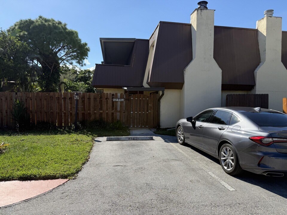 3522 Gardens E Dr in Palm Beach Gardens, FL - Building Photo