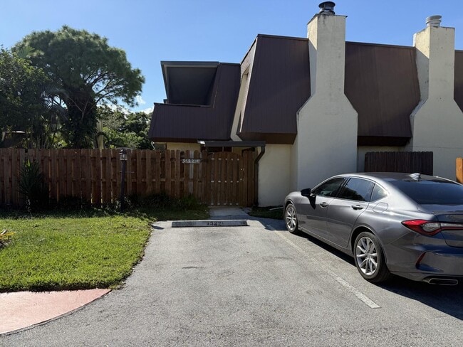 property at 3522 Gardens E Dr