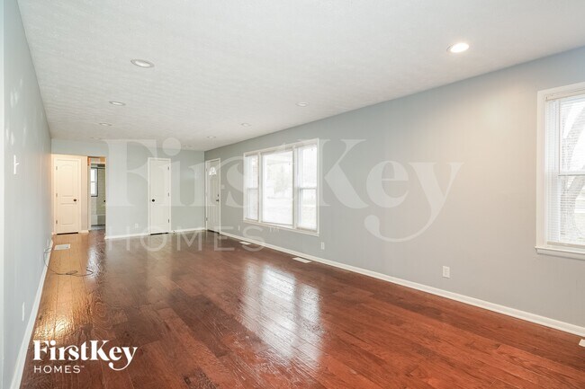 371 S Hendricks Dr in Greenwood, IN - Foto de edificio - Building Photo