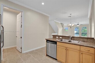 1033 NE 17th Way in Fort Lauderdale, FL - Foto de edificio - Building Photo