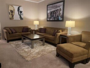 4229 Cole Ave in Dallas, TX - Foto de edificio - Building Photo