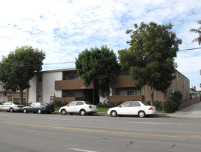 10327 Downey Ave in Downey, CA - Building Photo - Building Photo