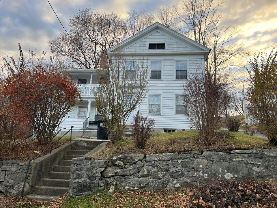 111 Rockwell St in Winsted, CT - Building Photo