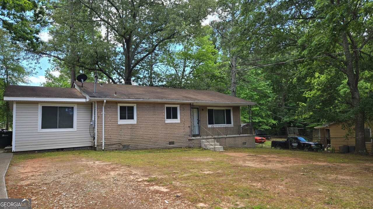 9127 Thrash St SW in Covington, GA - Building Photo