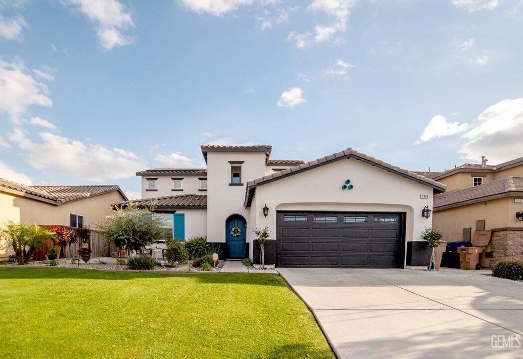 5909 Sapphire Peak Dr in Bakersfield, CA - Foto de edificio