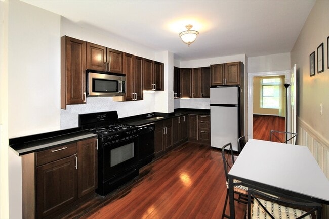 1805 Beacon St in Brookline, MA - Building Photo - Building Photo