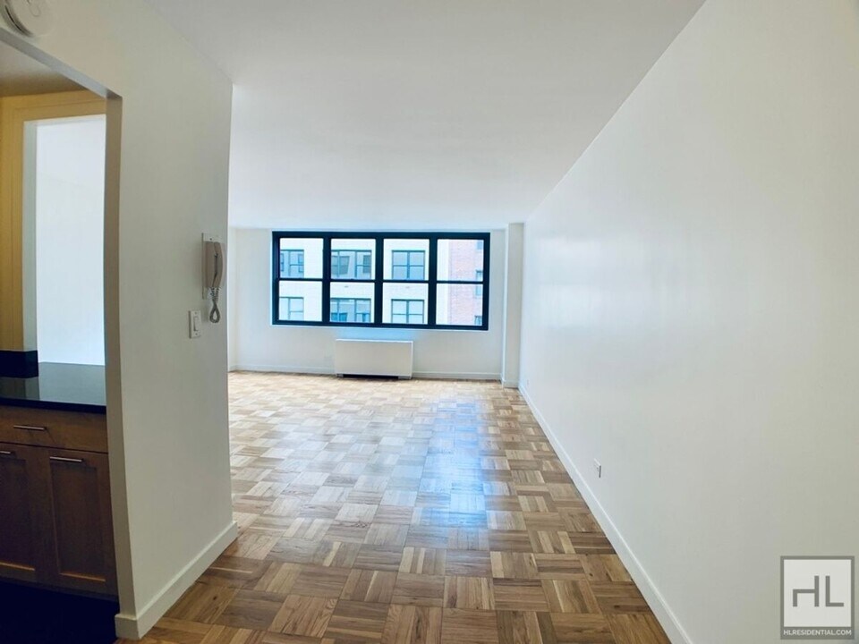 EAST 49 STREET in New York, NY - Building Photo