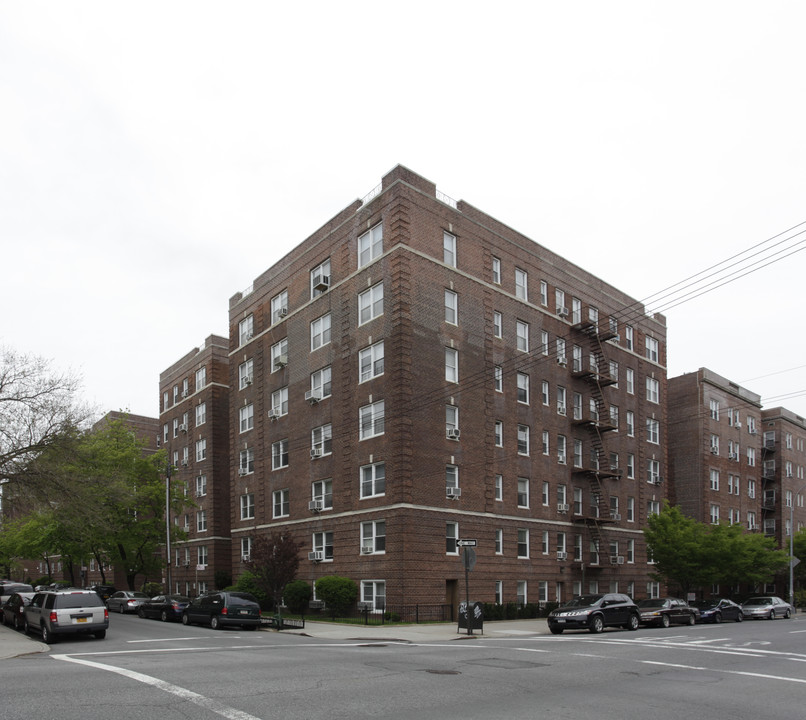 62-95 Saunders in Rego Park, NY - Building Photo