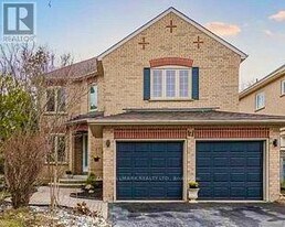 7 Charing Crescent in Aurora, ON - Building Photo