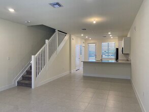 10300 NW 66th St, Unit 109 in Doral, FL - Foto de edificio - Building Photo