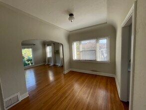 350 W Stocker St, Unit 350½ in Glendale, CA - Foto de edificio - Building Photo