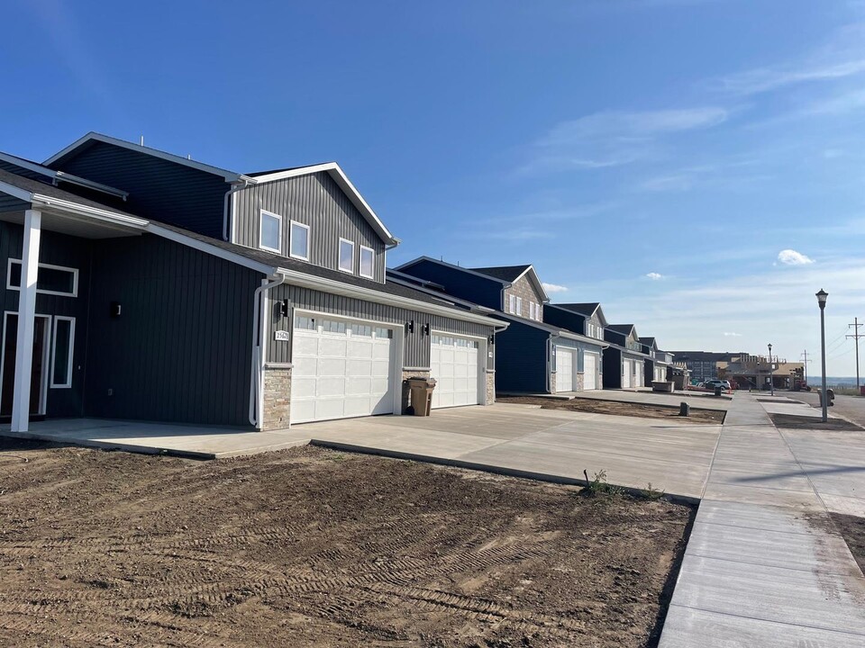2554-2550 Granite Dr NW in Minot, ND - Building Photo