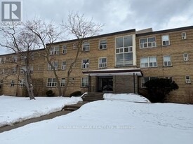 15 Anglesey Blvd in Toronto, ON - Building Photo