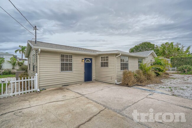 1125 Michigan Dr N in Dunedin, FL - Building Photo - Building Photo