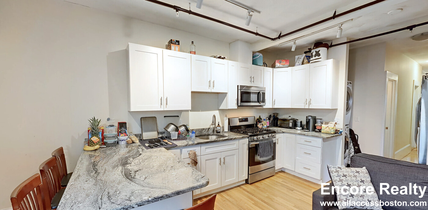 241 Norfolk St, Unit 6 in Cambridge, MA - Building Photo