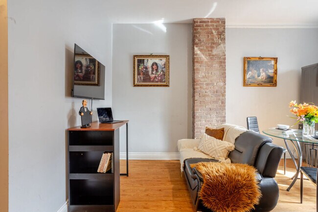 1250 Rue Mansfield