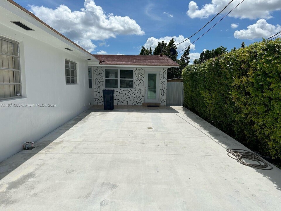 7334 SW 21st St-Unit -7334 in Miami, FL - Building Photo