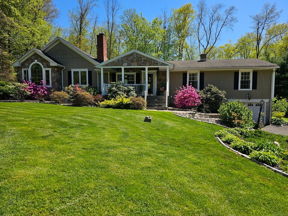 27 Wilson Rd in Oxford, CT - Building Photo