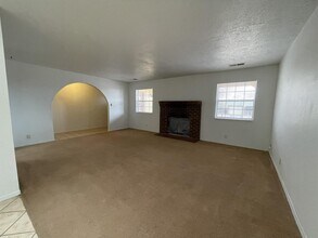 785 Hydra Rd SE in Rio Rancho, NM - Foto de edificio - Building Photo