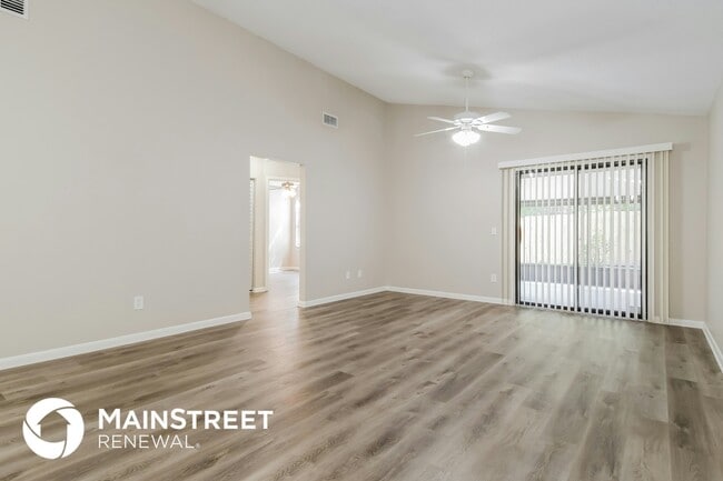 8761 Pinevalley Ln in Jacksonville, FL - Foto de edificio - Building Photo