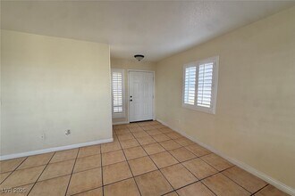 9300 Cool Creek Ave in Las Vegas, NV - Foto de edificio - Building Photo