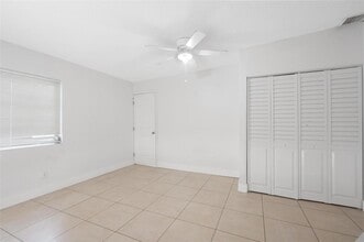 700 SW 67th Ave, Unit B in Pembroke Pines, FL - Foto de edificio - Building Photo