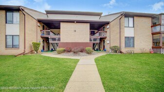 15 Pine Cluster Cir, Unit G in Englishtown, NJ - Building Photo