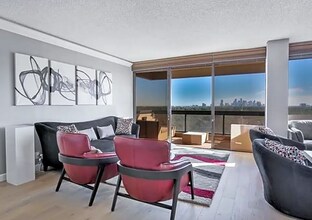 49 Briar Hollow Ln in Houston, TX - Building Photo - Building Photo