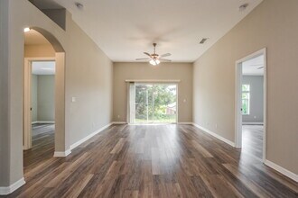 25140 Chipshot Ct in Sorrento, FL - Building Photo - Building Photo