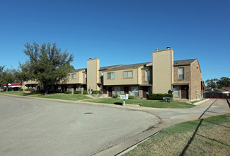 Parkwood Plaza Townhomes in Duncanville, TX - Building Photo - Building Photo