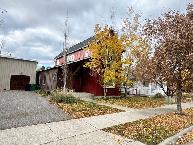 property at 813 N 15th Ave