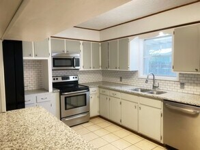 103 Cynthia Dr in Kerrville, TX - Building Photo - Building Photo