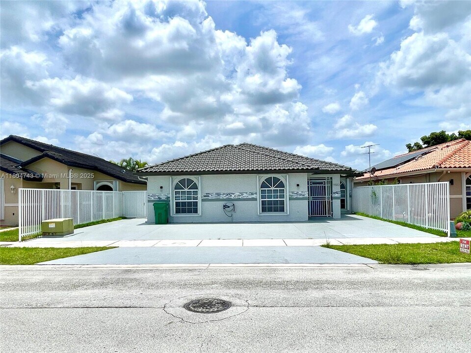 5500 SW 47th Pl in Miami, FL - Building Photo