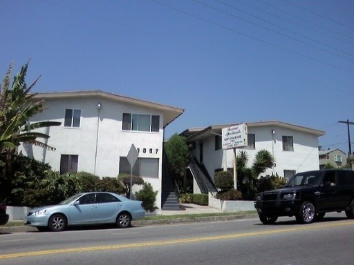 3007 Rowena Ave, Unit 04 in Los Angeles, CA - Building Photo