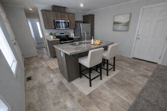 16142 Normandy St in Clinton Township, MI - Foto de edificio - Building Photo