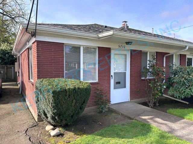 5710 NE Hassalo St in Portland, OR - Building Photo