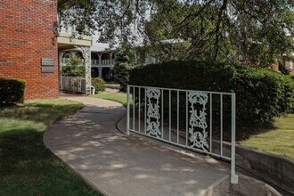 King's Apartments in Springfield, MO - Building Photo - Building Photo