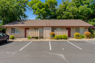 Sandalwood Apartments in Chico, CA - Foto de edificio - Building Photo