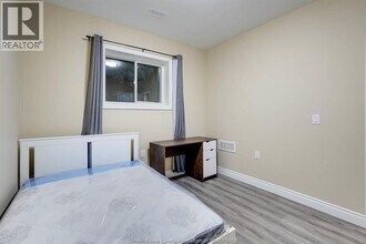 653 BRIDGE in Windsor, ON - Building Photo - Building Photo