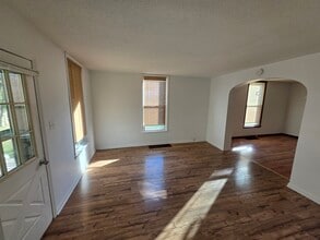 1020 S Locust St in Carlinville, IL - Building Photo - Building Photo