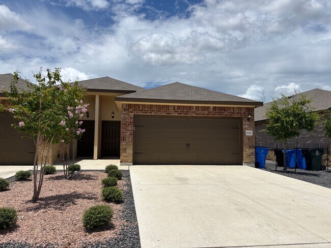 1130 Burek Cross in Seguin, TX - Building Photo - Building Photo