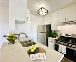 Victory Apartments in North Hollywood, CA - Foto de edificio - Building Photo