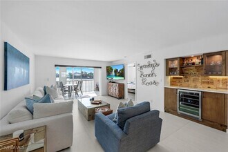 9486 Gulf Shore Dr in Naples, FL - Building Photo - Building Photo