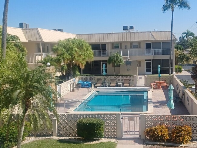 909 SE 46th Ln, Unit 909 SE 46th Ln Unit 104 in Cape Coral, FL - Building Photo - Building Photo