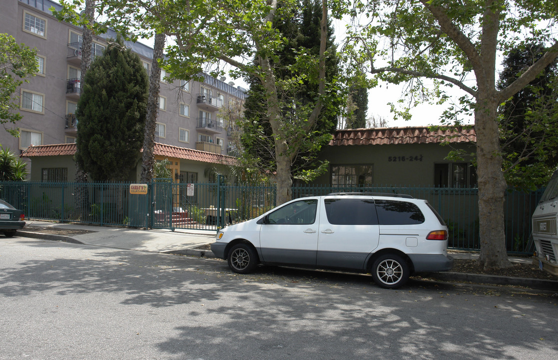 5216 De Longpre Ave in Los Angeles, CA - Building Photo