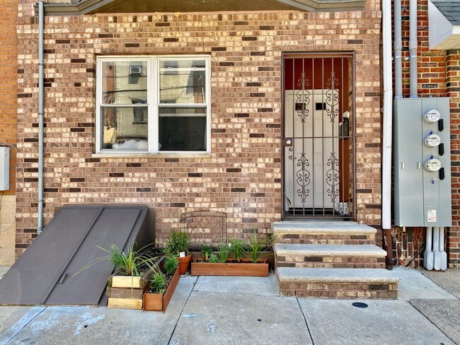 825 S 13th St-Unit -3rd Flr in Philadelphia, PA - Building Photo - Building Photo